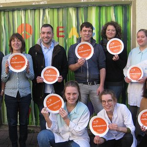 Mitglieder der Tafel Jugend nehmen am Tellerprotest teil und setzen sich für die Lebensmittelrettung ein.