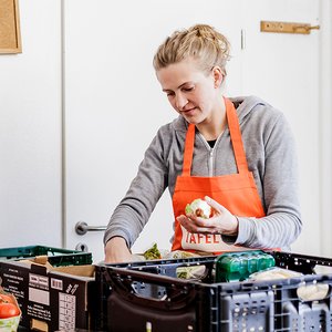 Ehrenamtliche der Tafel sortieren Lebensmittel.