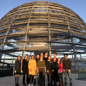 Junge Tafel Mitglieder vor dem Bundestag
